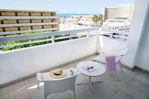 Habitación Doble Deluxe con vistas al mar del hotel Akeah Broncemar. Foto 6