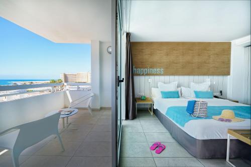 Habitación Doble Deluxe con vistas al mar del hotel Akeah Broncemar. Foto 7