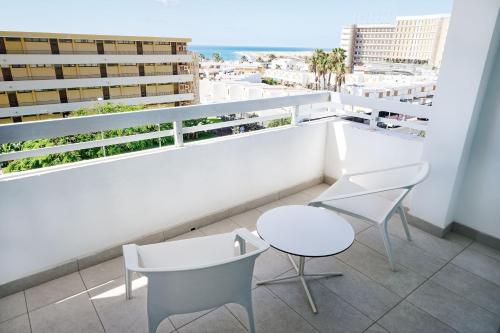 Habitación Doble Deluxe con vistas al mar del hotel Akeah Broncemar. Foto 2