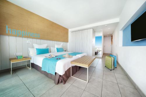 Habitación Doble con vistas a la piscina del hotel Akeah Broncemar. Foto 3