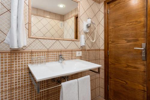 Habitación Doble Deluxe del hotel Akeah Broncemar. Foto 2