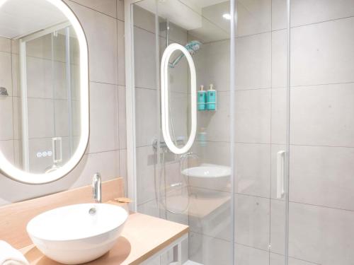 Executive Room with 1 King Size Bed del hotel Novotel Rouen Sud