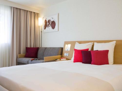 Habitación Doble Clásica con sofá cama del hotel Novotel Rouen Sud. Foto 1