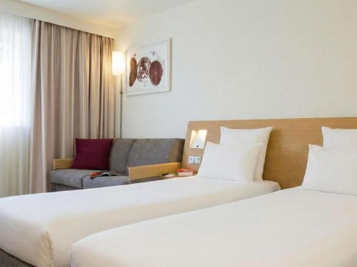 Habitación Doble Clásica con sofá cama - 2 camas del hotel Novotel Rouen Sud. Foto 2