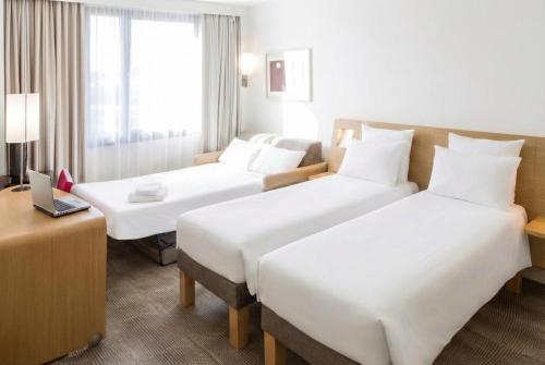 Habitación Doble Clásica con sofá cama - 2 camas del hotel Novotel Rouen Sud. Foto 3
