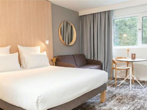Habitación Doble Superior con sofá cama doble del hotel Novotel Rouen Sud. Foto 1
