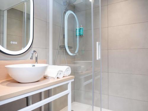 Habitación Doble Superior con sofá cama doble del hotel Novotel Rouen Sud. Foto 2