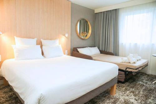 Habitación Doble Superior con sofá cama doble del hotel Novotel Rouen Sud. Foto 3