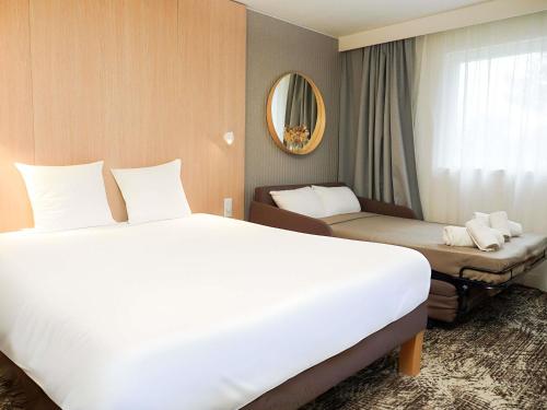 Habitación Doble Superior con sofá cama doble del hotel Novotel Rouen Sud. Foto 1