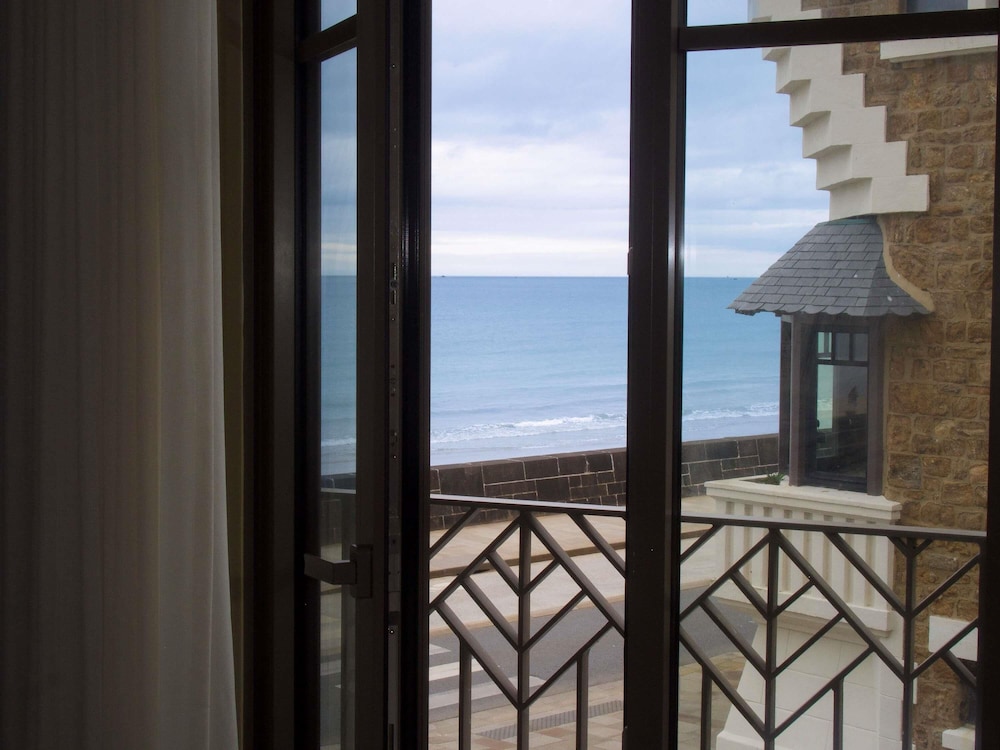 HABITACIÓN DOBLE CLÁSICA 1 CAMA DOBLE VISTAS PARCIALES AL MAR del hotel Mercure St Malo Front De Mer. Foto 10