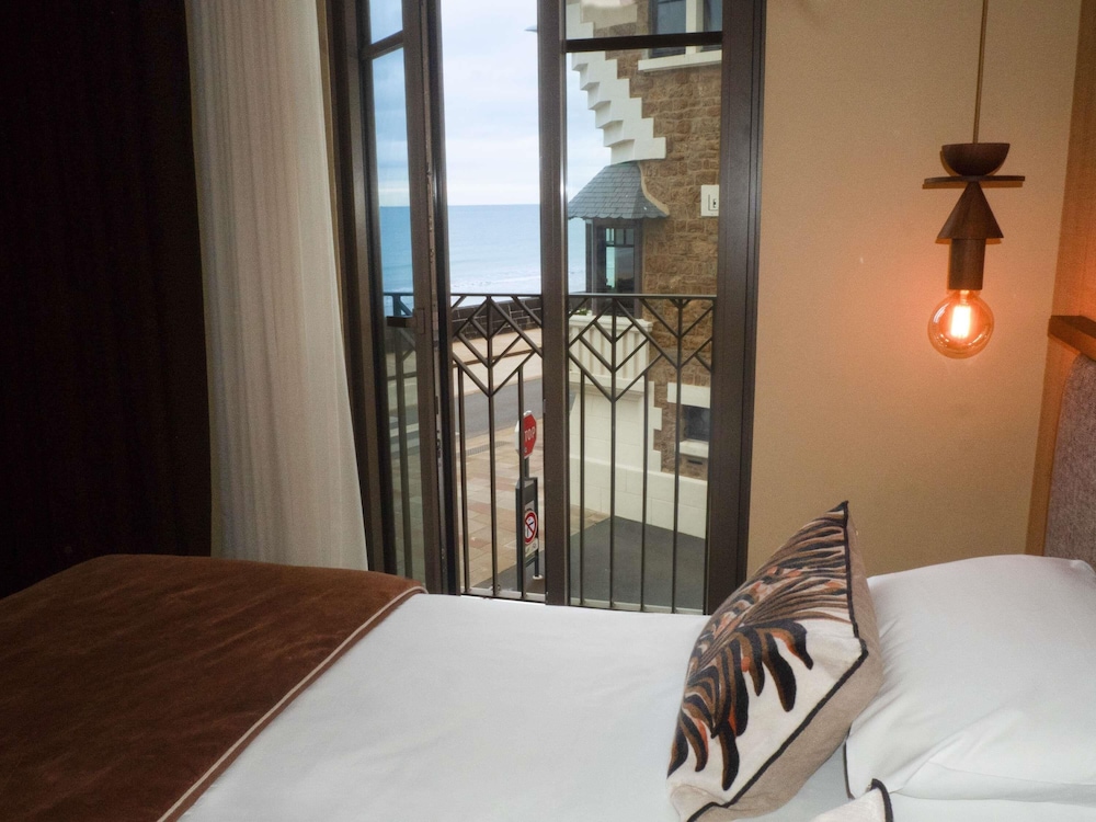 HABITACIÓN DOBLE CLÁSICA 1 CAMA DOBLE VISTAS PARCIALES AL MAR del hotel Mercure St Malo Front De Mer. Foto 17