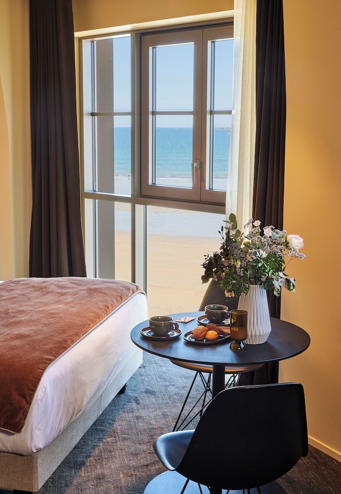 Suite con vistas al mar - 1 cama doble - 1 sofá cama individual del hotel Mercure St Malo Front De Mer. Foto 5