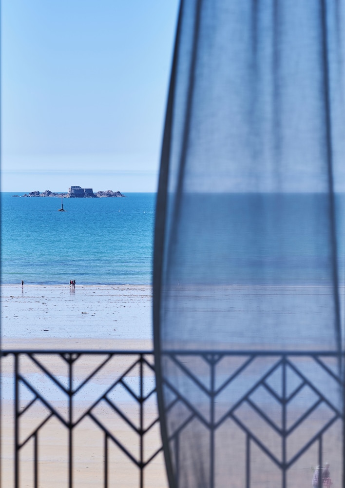 Suite con vistas al mar - 1 cama doble - 1 sofá cama individual del hotel Mercure St Malo Front De Mer. Foto 17