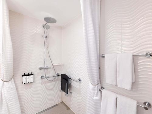 HABITACIÓN LUXURY ACCESIBLE con 1 cama king size y vistas a la plaza o el jardín del hotel Sofitel Strasbourg Grande Ile