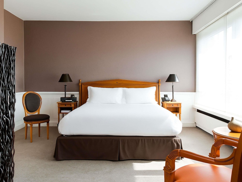 SUITE OPERA con una cama king size y terraza con vistas a la plaza y la catedral del hotel Sofitel Strasbourg Grande Ile