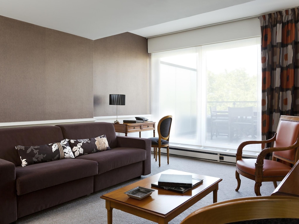 SUITE OPERA con una cama king size y terraza con vistas a la plaza y la catedral del hotel Sofitel Strasbourg Grande Ile. Foto 1