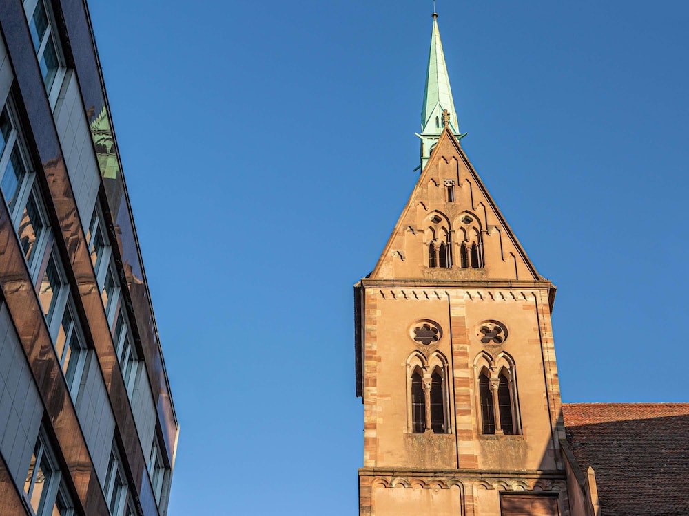 SUITE OPERA con una cama king size y terraza con vistas a la plaza y la catedral del hotel Sofitel Strasbourg Grande Ile. Foto 3