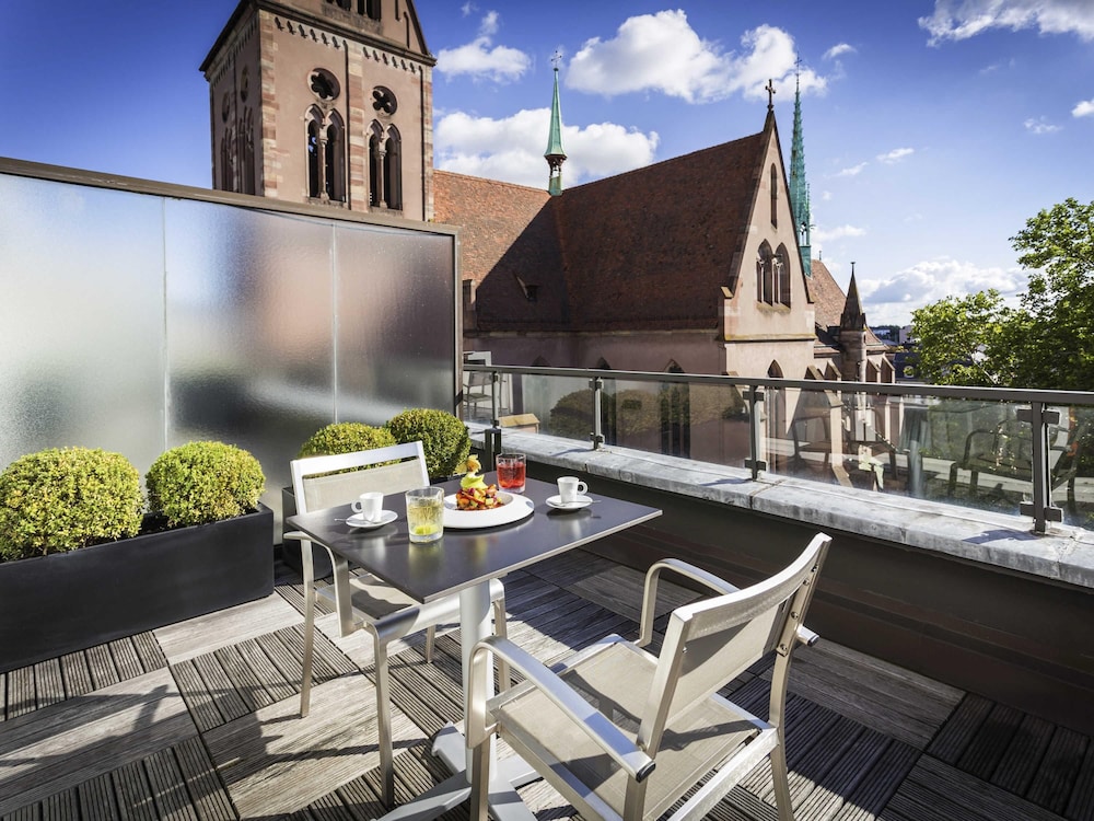 SUITE OPERA con una cama king size y terraza con vistas a la plaza y la catedral del hotel Sofitel Strasbourg Grande Ile. Foto 5