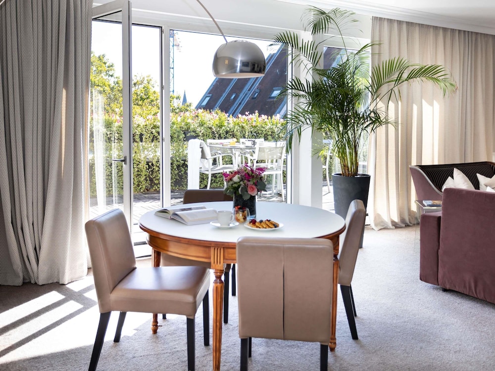 SUITE IMPERIAL, 2 camas king size, 2 dormitorios y terraza con vista a la plaza y la catedral del hotel Sofitel Strasbourg Grande Ile