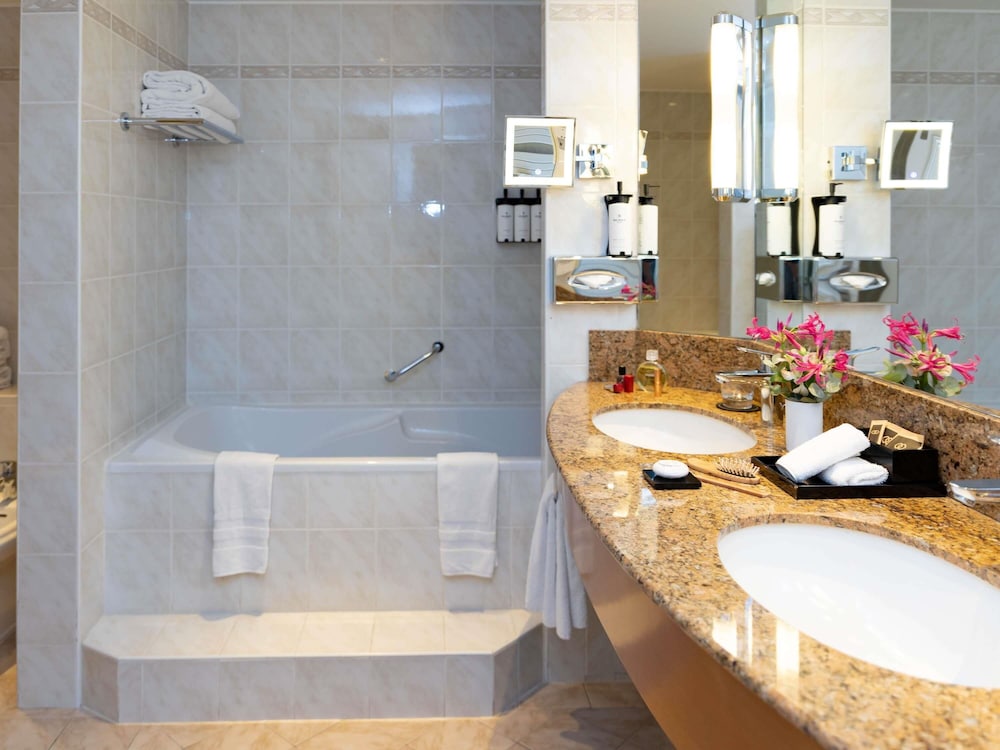 SUITE IMPERIAL, 2 camas king size, 2 dormitorios y terraza con vista a la plaza y la catedral del hotel Sofitel Strasbourg Grande Ile. Foto 8
