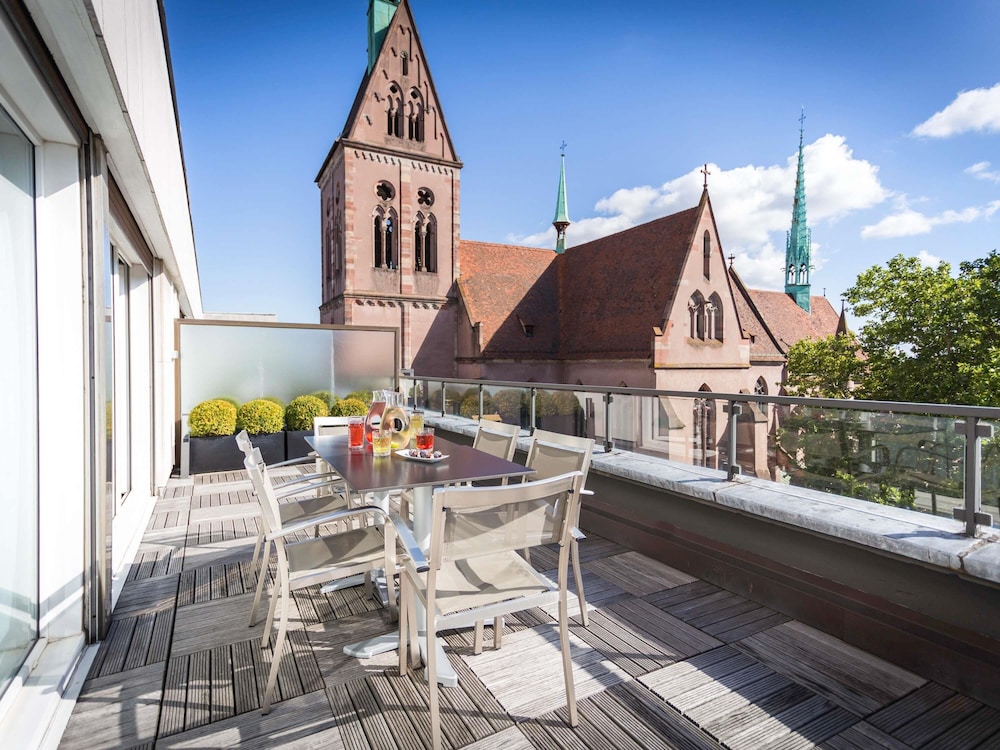 SUITE IMPERIAL, 2 camas king size, 2 dormitorios y terraza con vista a la plaza y la catedral del hotel Sofitel Strasbourg Grande Ile. Foto 9
