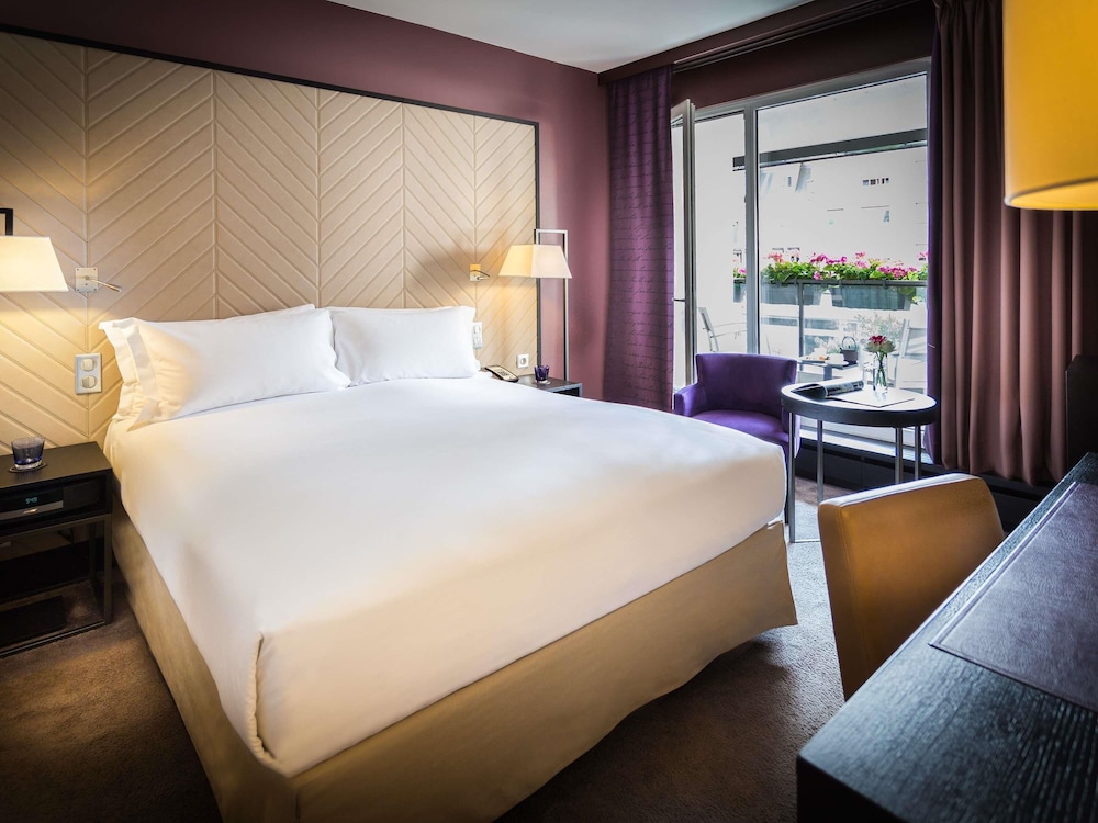 HABITACIÓN SUPERIOR con una cama queen size, balcón y vistas al jardín del hotel Sofitel Strasbourg Grande Ile
