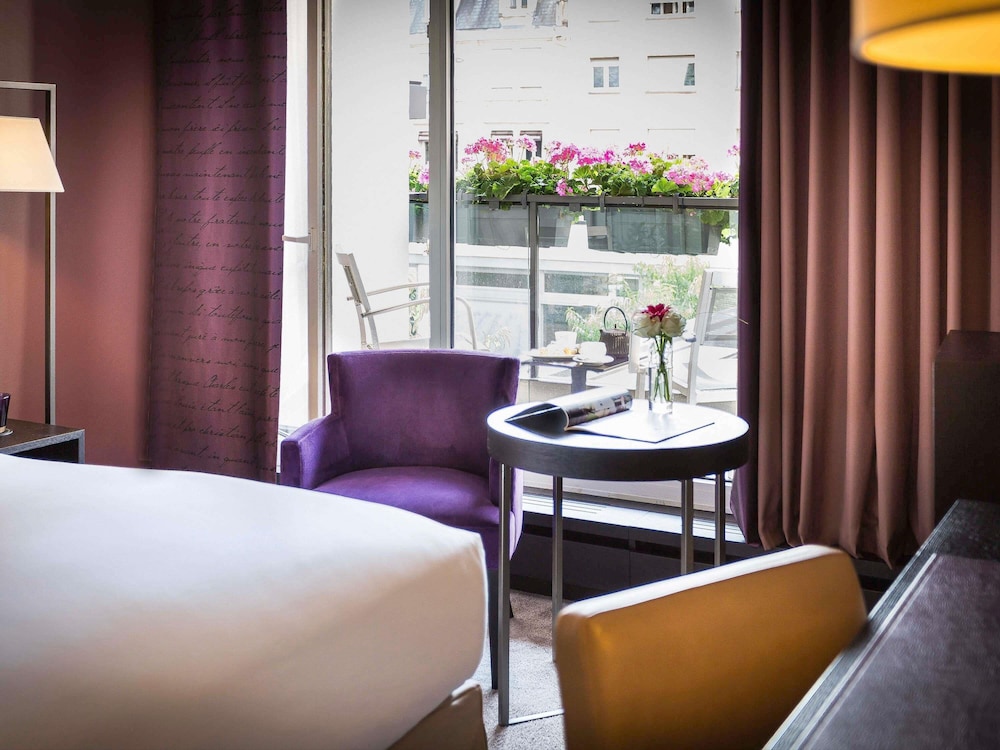 HABITACIÓN SUPERIOR con una cama queen size, balcón y vistas al jardín del hotel Sofitel Strasbourg Grande Ile. Foto 1