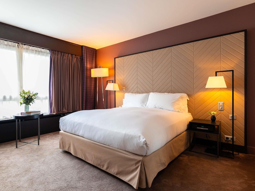 HABITACIÓN LUXURY con cama king size o 2 camas individuales y vistas al jardín o a la plaza del hotel Sofitel Strasbourg Grande Ile