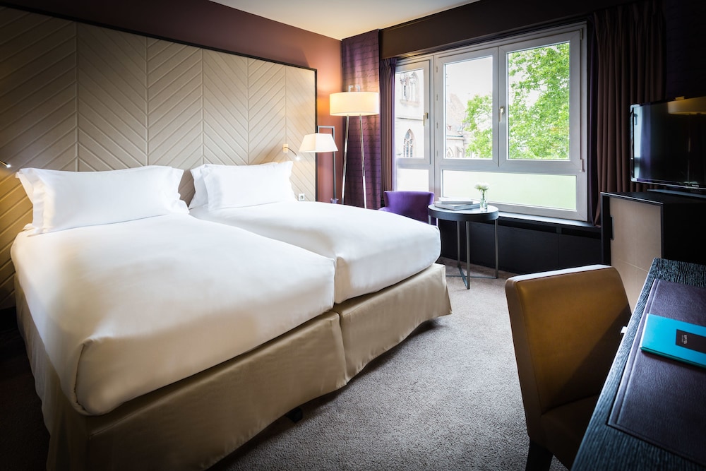 HABITACIÓN LUXURY con cama king size o 2 camas individuales y vistas al jardín o a la plaza del hotel Sofitel Strasbourg Grande Ile. Foto 1