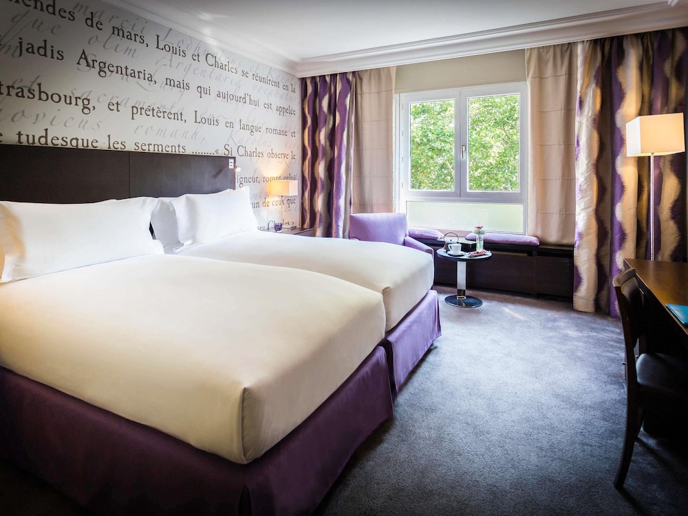 HABITACIÓN LUXURY con cama king size o 2 camas individuales y vistas al jardín o a la plaza del hotel Sofitel Strasbourg Grande Ile. Foto 2