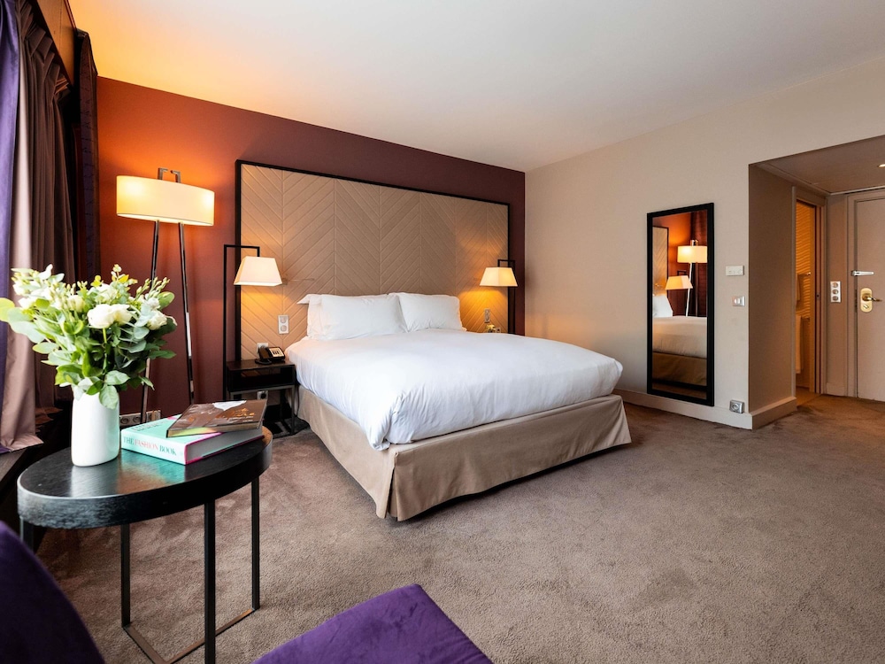 HABITACIÓN LUXURY PREMIUM con 1 cama king size o 2 individuales, sofá y vistas al jardín/plaza del hotel Sofitel Strasbourg Grande Ile
