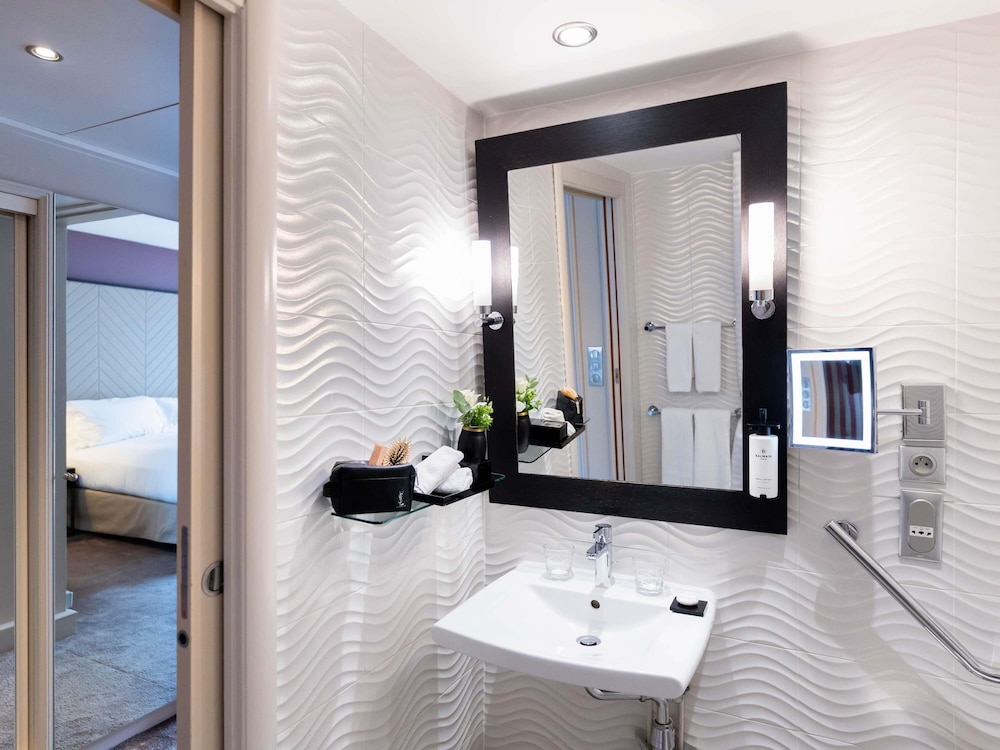 HABITACIÓN LUXURY PREMIUM con 1 cama king size o 2 individuales, sofá y vistas al jardín/plaza del hotel Sofitel Strasbourg Grande Ile. Foto 6