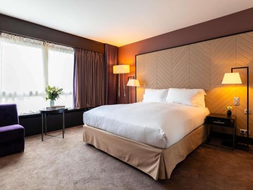 HABITACIÓN LUXURY ACCESIBLE con 1 cama king size y vistas a la plaza o el jardín del hotel Sofitel Strasbourg Grande Ile. Foto 1