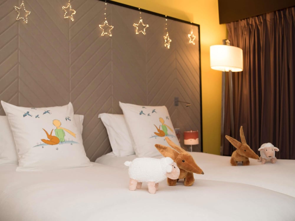 Habitación El principito con cama queen size, 2 camas individuales y vistas a la plaza del hotel Sofitel Strasbourg Grande Ile