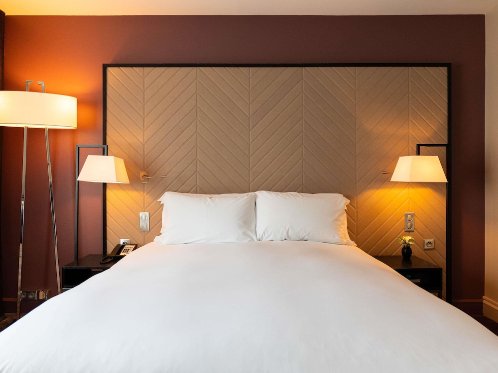 Habitación El principito con cama queen size, 2 camas individuales y vistas a la plaza del hotel Sofitel Strasbourg Grande Ile. Foto 1