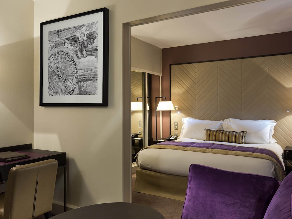 SUITE JUNIOR con una cama king size y zona de salón del hotel Sofitel Strasbourg Grande Ile. Foto 1