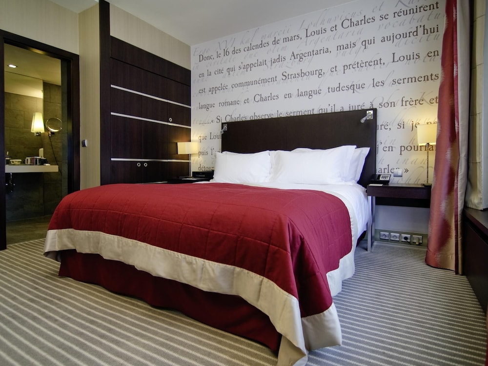 SUITE JUNIOR con una cama king size y zona de salón del hotel Sofitel Strasbourg Grande Ile. Foto 4