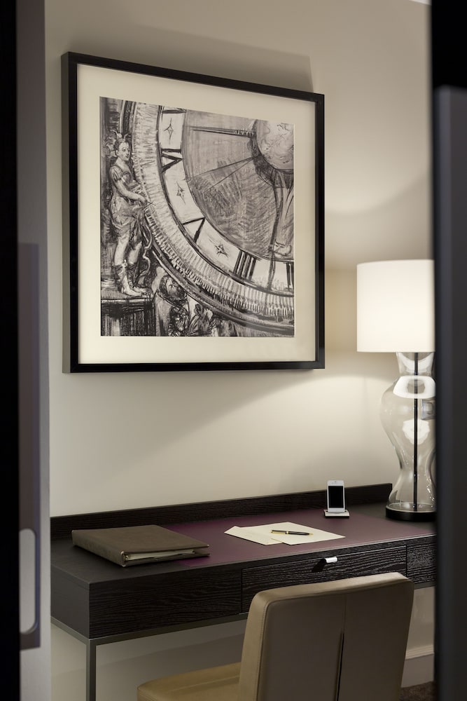 SUITE JUNIOR con una cama king size y zona de salón del hotel Sofitel Strasbourg Grande Ile. Foto 8