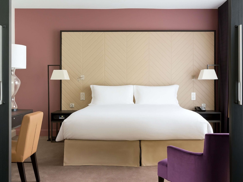 SUITE PRESTIGE con 1 cama king size, salón independiente y vistas a la plaza o el jardín del hotel Sofitel Strasbourg Grande Ile