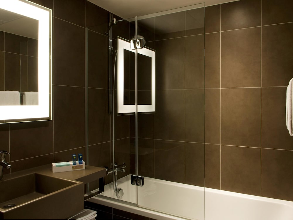 Habitación clásica, 1 cama doble con sofá cama del hotel Novotel Strasbourg Centre Halles. Foto 4