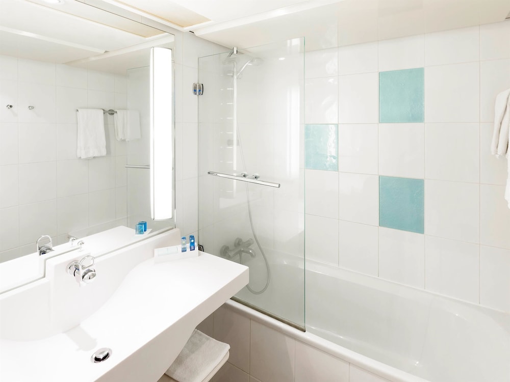 Habitación superior, 1 cama de matrimonio con sofá cama del hotel Novotel Strasbourg Centre Halles. Foto 1