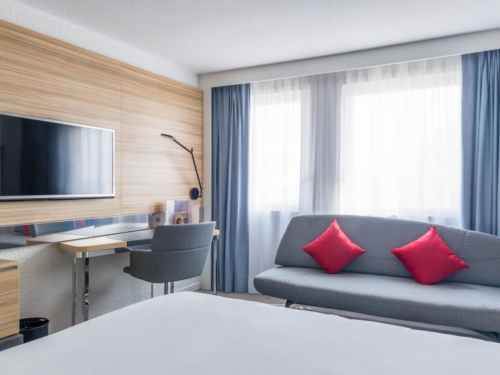 Habitación superior, 1 cama de matrimonio con sofá cama del hotel Novotel Strasbourg Centre Halles. Foto 2