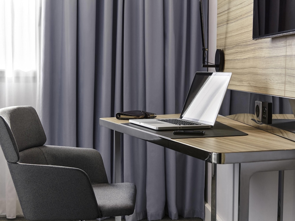 Habitación superior, 1 cama de matrimonio con sofá cama del hotel Novotel Strasbourg Centre Halles. Foto 5
