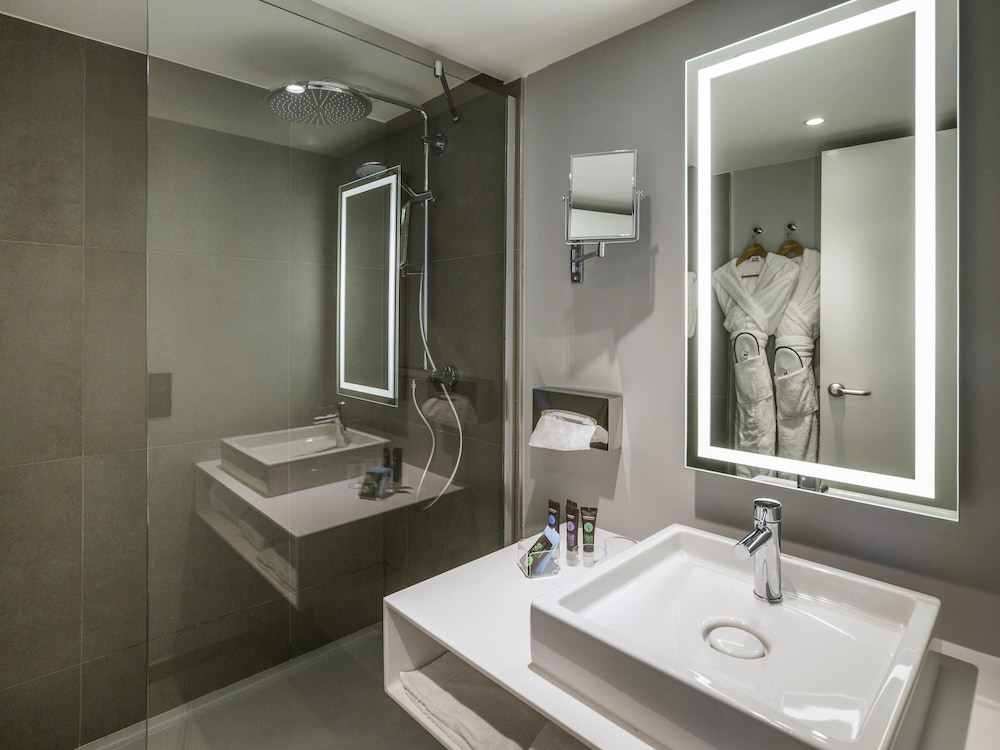 Habitación ejecutiva, 1 cama de matrimonio con sofá cama del hotel Novotel Strasbourg Centre Halles. Foto 5