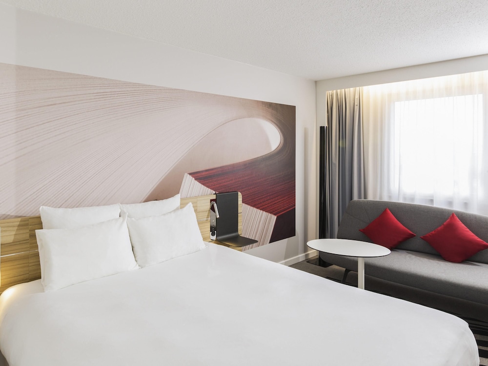 Habitación superior, 1 cama de matrimonio con sofá cama del hotel Novotel Strasbourg Centre Halles. Foto 8