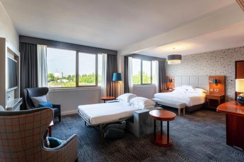 Habitación Deluxe con cama extragrande y sofá cama del hotel Hilton Strasbourg