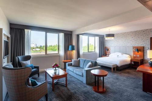 Habitación Deluxe con cama extragrande y sofá cama del hotel Hilton Strasbourg. Foto 2