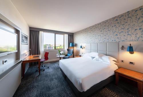 Habitación Deluxe con cama extragrande y sofá cama del hotel Hilton Strasbourg. Foto 3