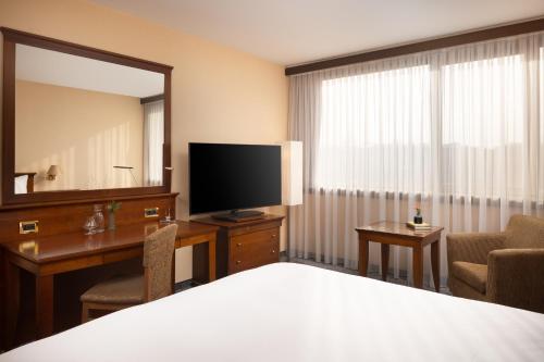 Habitación con cama extragrande del hotel Hilton Strasbourg. Foto 3