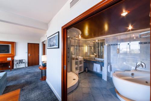 Suite Junior del hotel Hilton Strasbourg. Foto 5